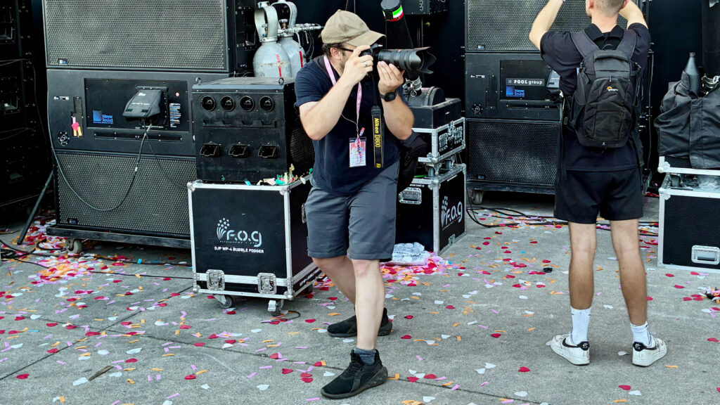 Fotograf bei einem Festival mit Konfetti